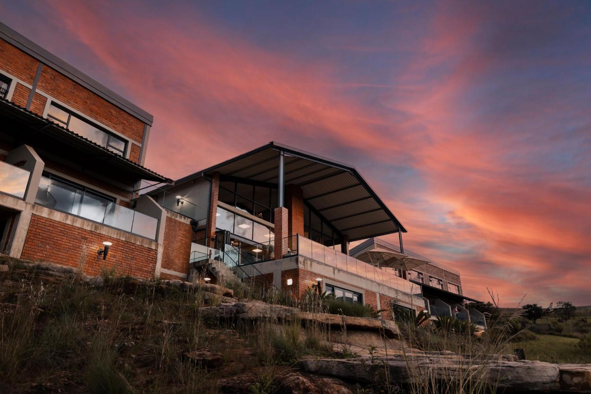Dragonview Lodge Champagne Valley Exterior photo