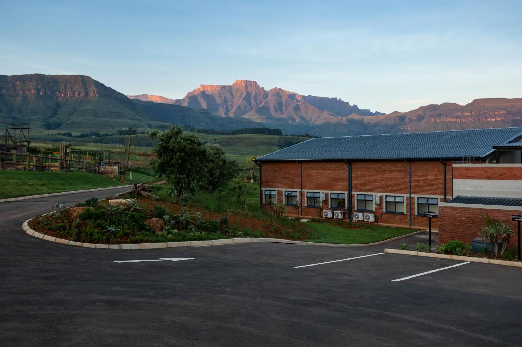 Dragonview Lodge Champagne Valley Exterior photo